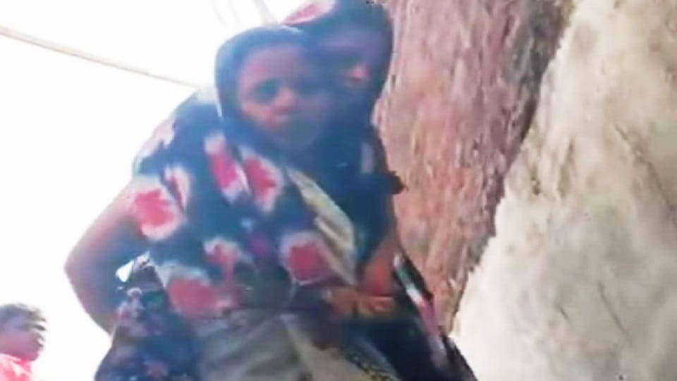 Mother reached hospital with sick daughter on back but could not save life in rudrapur