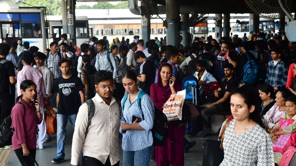 Crowed at ISBT 43 and sector 17 in Chandigarh for returning to home by buses on Diwali