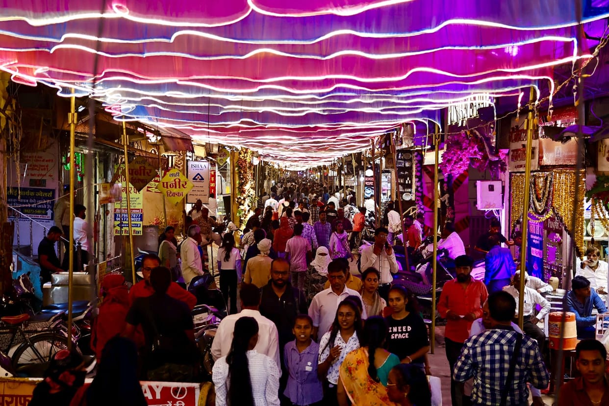 Indore: Diwali will be celebrated with great pomp in Indore on Monday, Amavasya will last for two days.