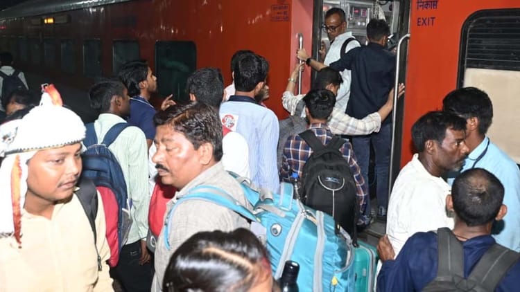 Kanpur: सेंट्रल पर व्यवस्था डिरेल, ट्रेनों में यात्रियों की फूली सांस, दिल्ली से बिहार जाने वाली ट्रेनें खचाखच