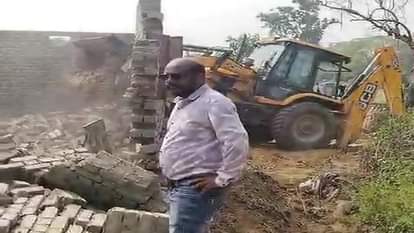 तहसीलदार की  मौजूदगी में चला बुल्डोजर
