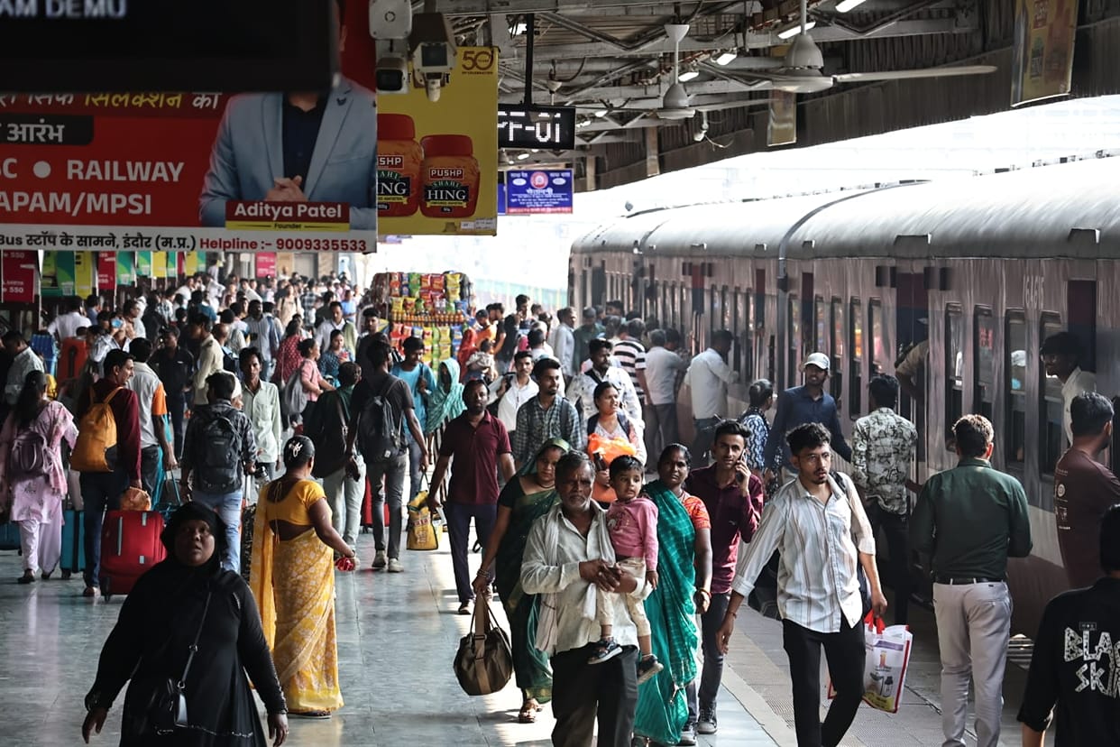 Indore: On Diwali, trains and buses are overcrowded, bookings for many trains have been stopped, air travel is