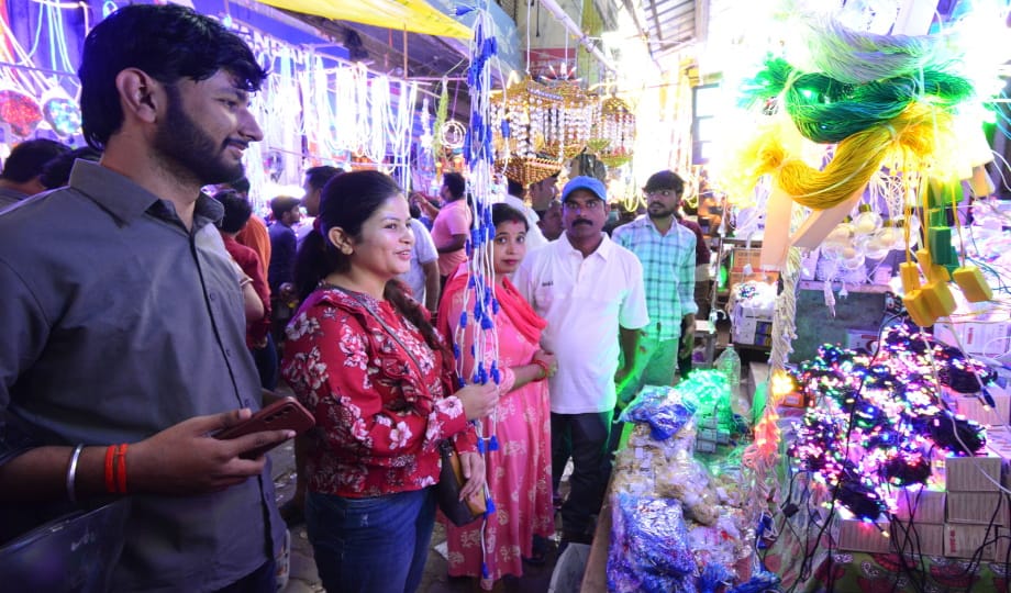 This year, Deepawali is a six-day festival and there is a special time for shopping.