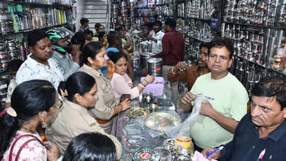 Dhanteras 2025: Markets saw purchases worth 2,000 crore rupees.
