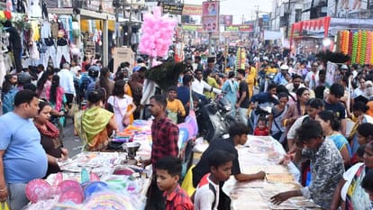 Dhanteras 2025: Markets saw purchases worth 2,000 crore rupees.