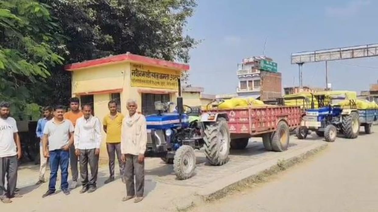 Paddy weighing stopped at Powayan Mandi farmers created ruckus in Shahjahanpur