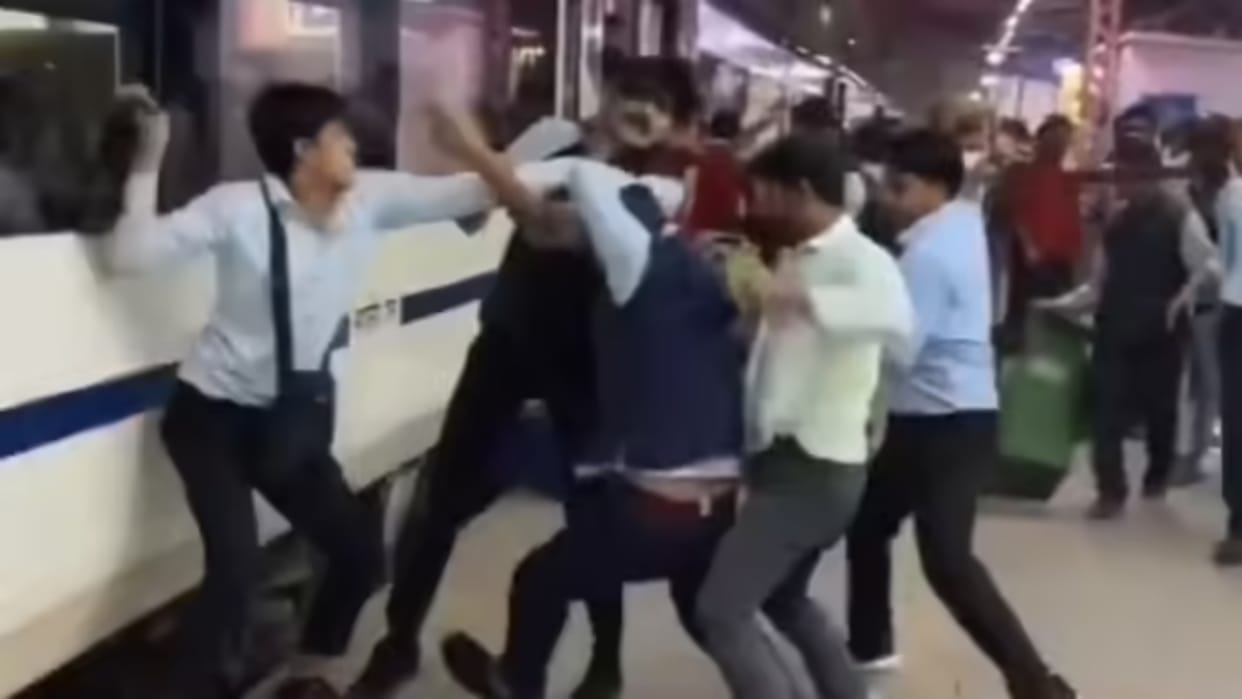 Catering staff of Vande Bharat train clashed hit each other with belts and dustbins video goes viral