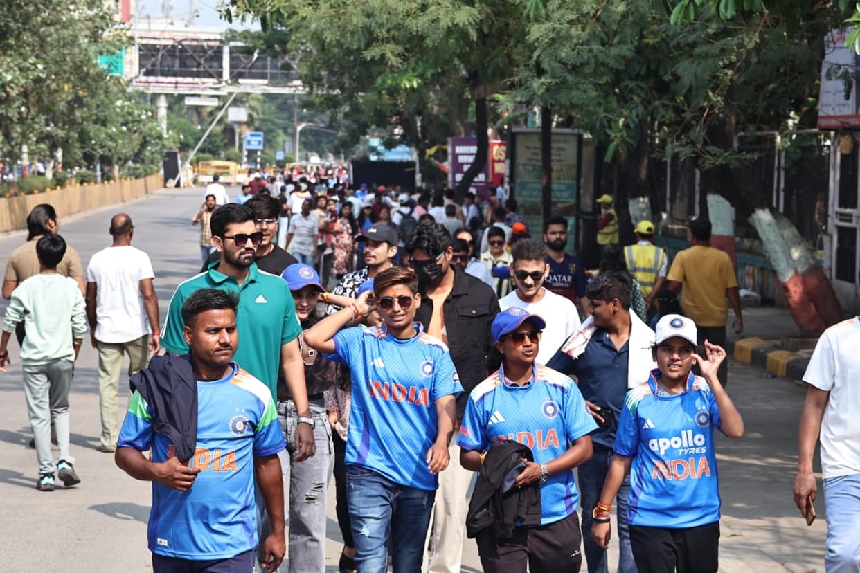 Indore: Cricket fans gathered for the India-England match, boosted the enthusiasm of Team India.