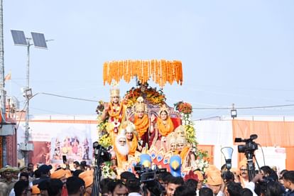 Ayodhya: Lord Shri Ram arrived in Ayodhya with Mother Sita, CM Yogi performed aarti; see special pictures