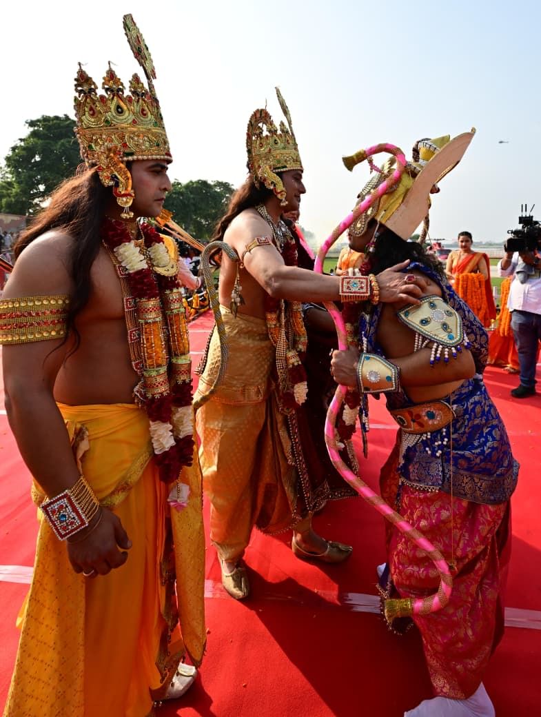 Ayodhya: Lord Shri Ram arrived in Ayodhya with Mother Sita, CM Yogi performed aarti; see special pictures
