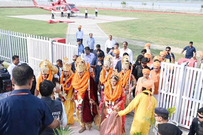 Ayodhya: Lord Shri Ram arrived in Ayodhya with Mother Sita, CM Yogi performed aarti; see special pictures