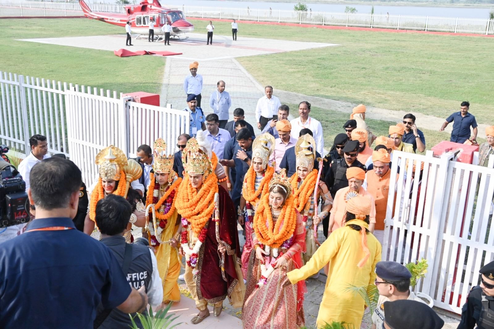 Ayodhya: Lord Shri Ram arrived in Ayodhya with Mother Sita, CM Yogi performed aarti; see special pictures