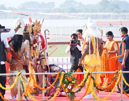 Ayodhya: Lord Shri Ram arrived in Ayodhya with Mother Sita, CM Yogi performed aarti; see special pictures
