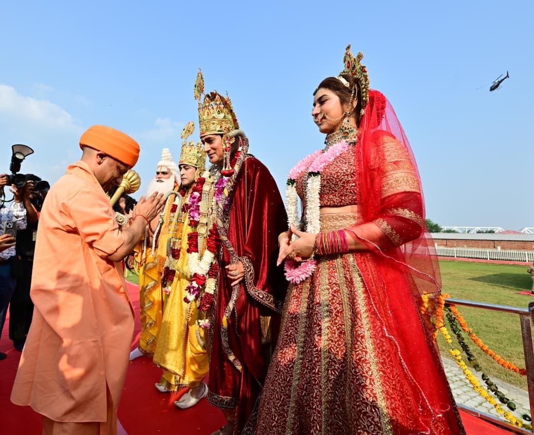 Ayodhya: Lord Shri Ram arrived in Ayodhya with Mother Sita, CM Yogi performed aarti; see special pictures