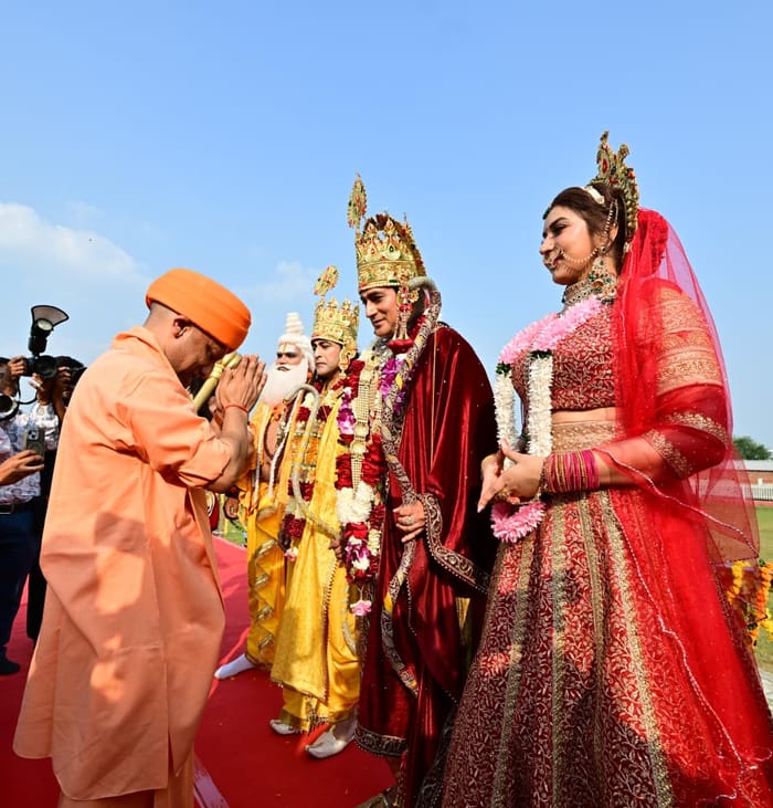 Ayodhya: Lord Shri Ram arrived in Ayodhya with Mother Sita, CM Yogi performed aarti; see special pictures