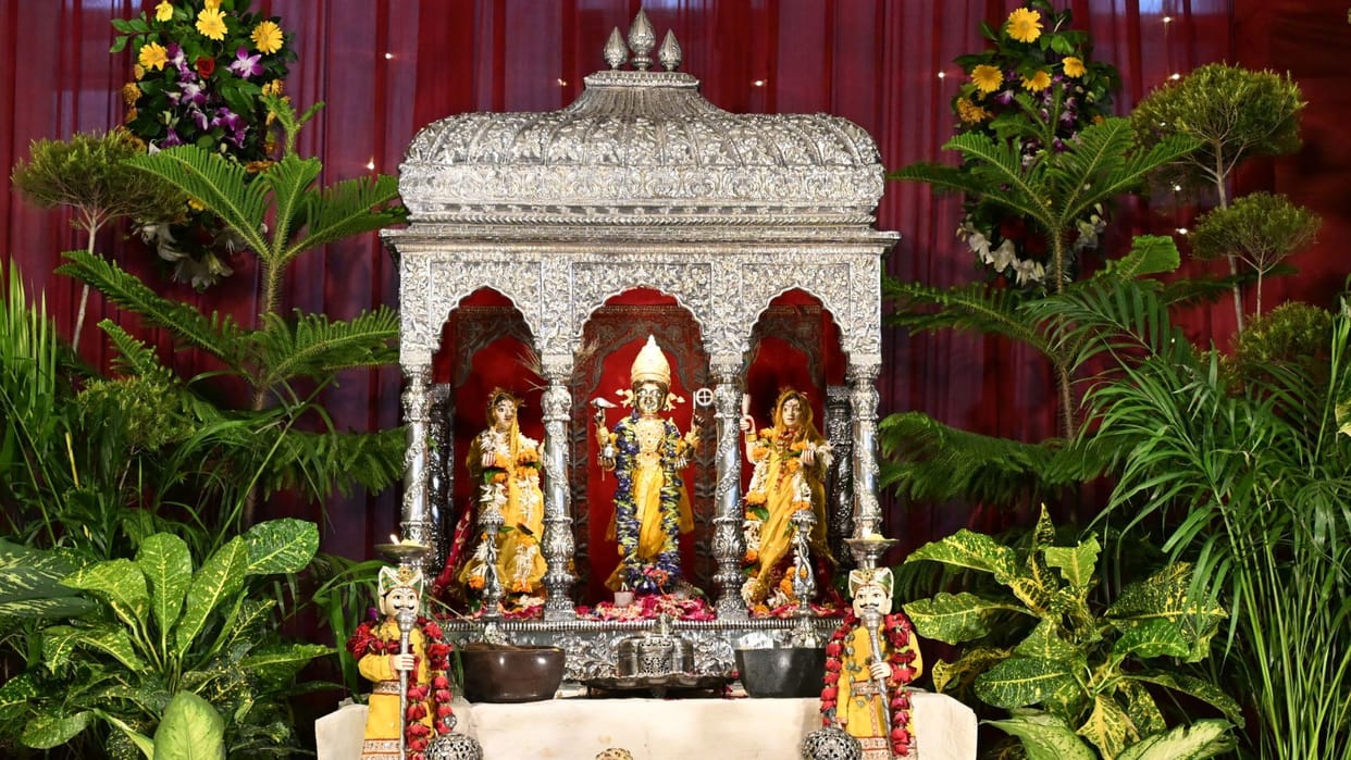Lord Dhanvantari 328-year-old tradition observed in Kashi devotees arriving for darshan security tight