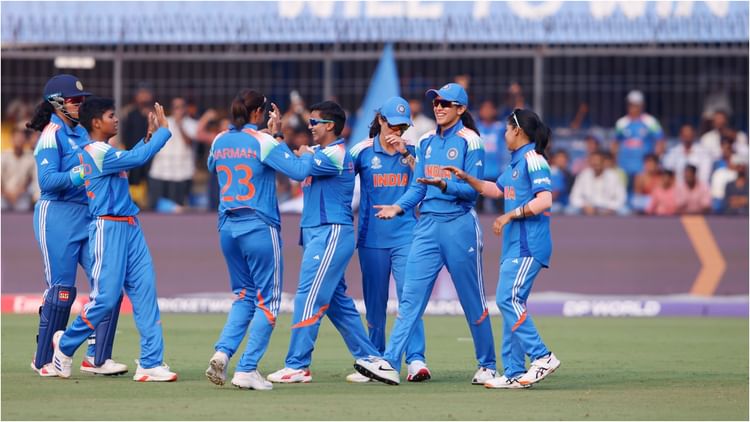 IND W vs ENG W Live Score: 254 पर इंग्लैंड की आधी टीम आउट, हीदर नाइट ने जड़ा शतक; कैप्सी-लांब क्रीज पर