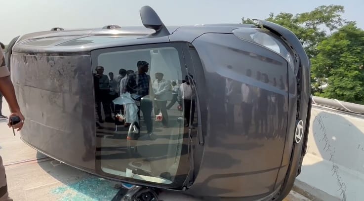 Bihar News: A speeding car overturned on Patna Airport Road, rescued by CISF personnel