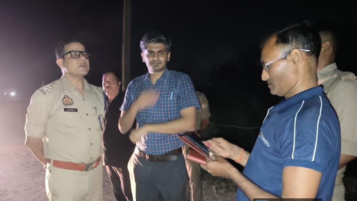 Five huts caught fire due to a candle before Diwali in Bareilly