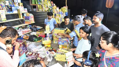 पटाखों की खरीदारी करते ग्राहक