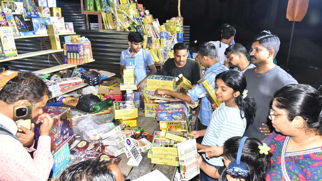 Temporary firecracker markets set up at nine places in Bareilly on Diwali 2025