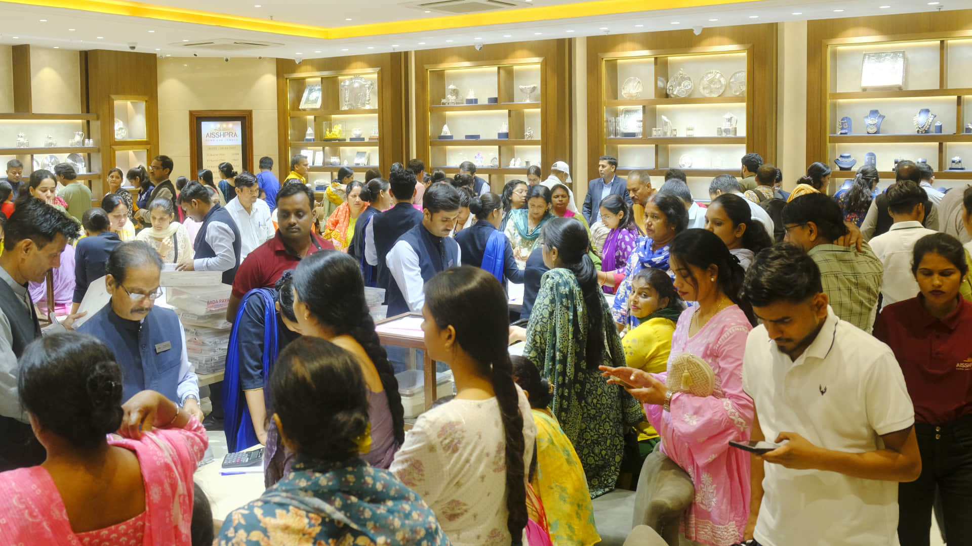 In Gorakhpur,  Rain of money on Dhanteras... Business worth Rs 2000 crore done