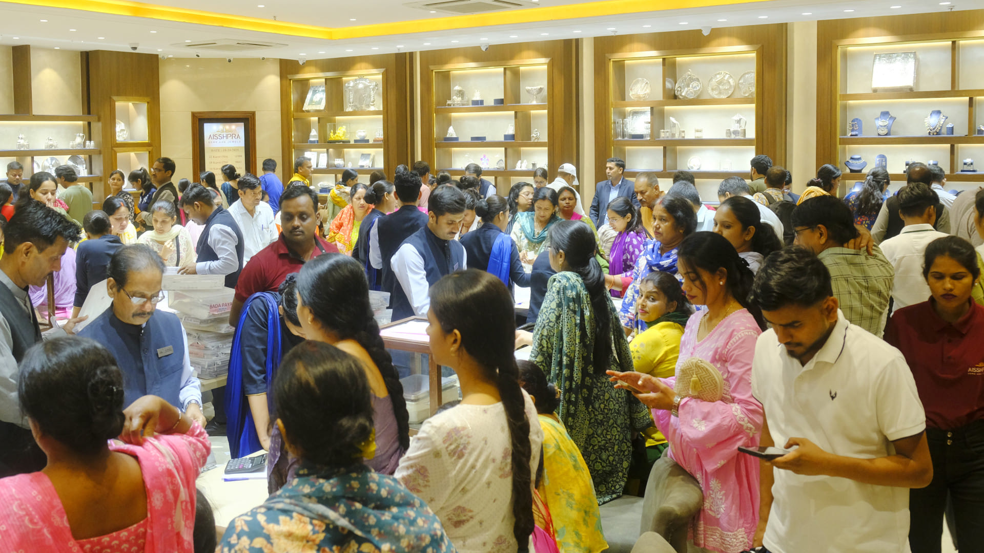 In Gorakhpur,  Rain of money on Dhanteras... Business worth Rs 2000 crore done