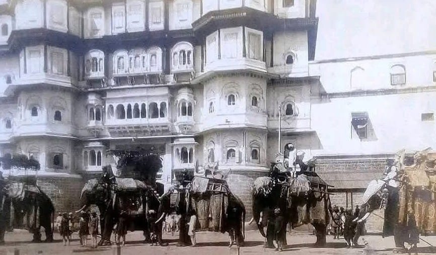 Diwali of Holkar State: The army used to display its power in the field in front of the palace