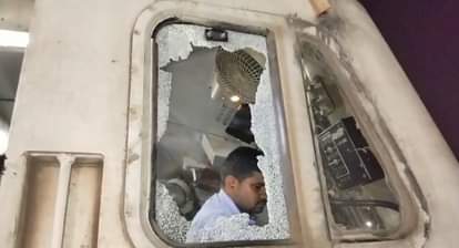 ड्राइवर की खिड़की का शीशा टूटा