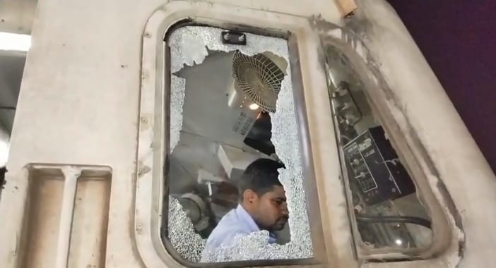 Kanpur Stone pelting on clone Humsafar Express causes panic drivers window glass broken