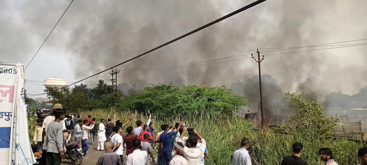 Fatehpur massive fire broke out in Lodhi Ganj firecracker market five to ten fire engines took charge