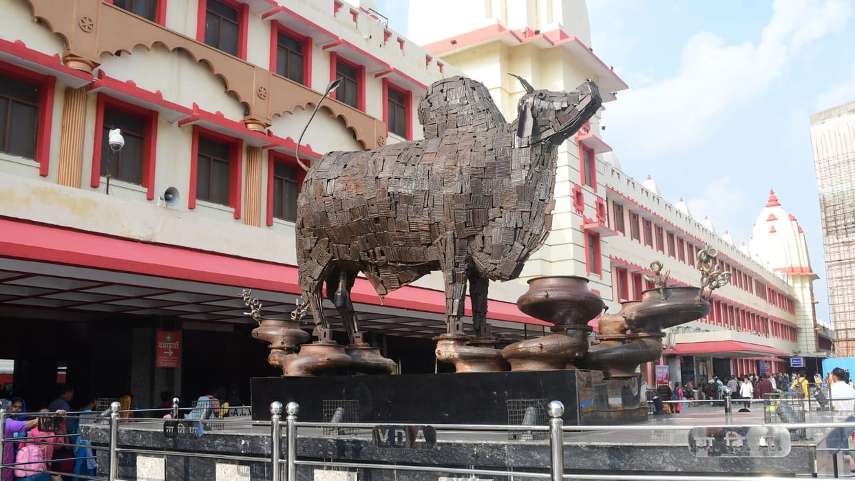 Varanasi 223 artists from 15 states created 43 figures from 100 tons of scrap beautifying intersections of Kas