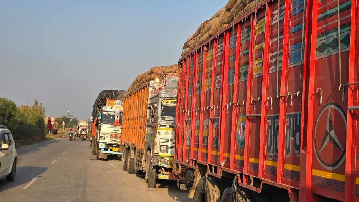 Farmers overnight vigil Yamunanagar intercepts over 150 paddy-carrying vehicles from UP long queue of vehicles