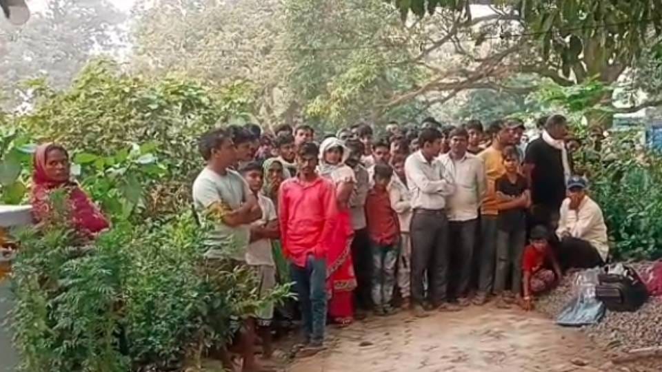 miscreants killed temple priest by hitting him with axe In RaeBareli