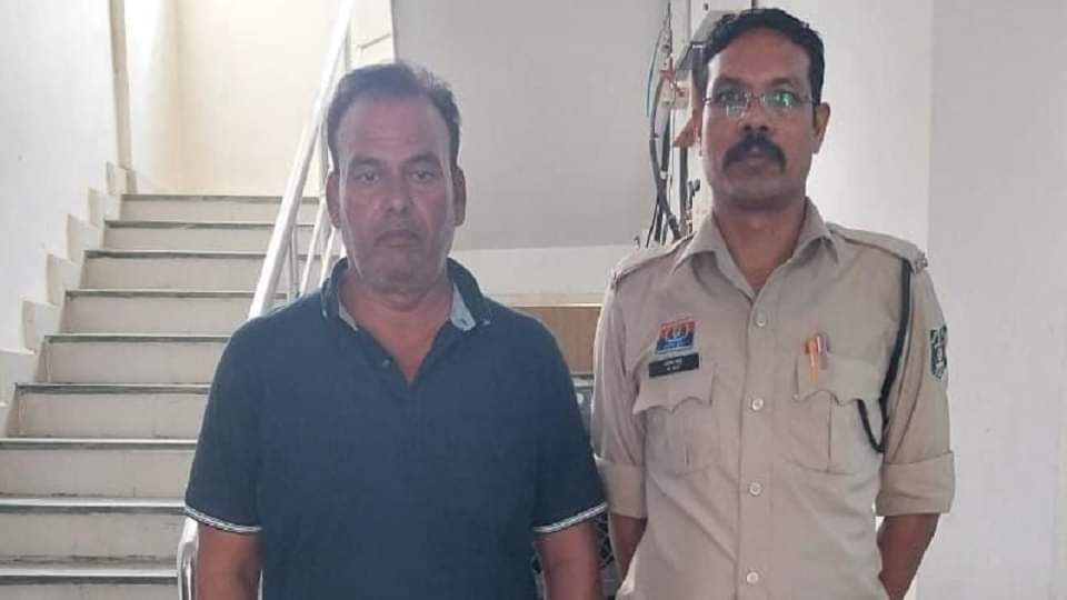 पुलिस की गिरफ्त में आरोपी