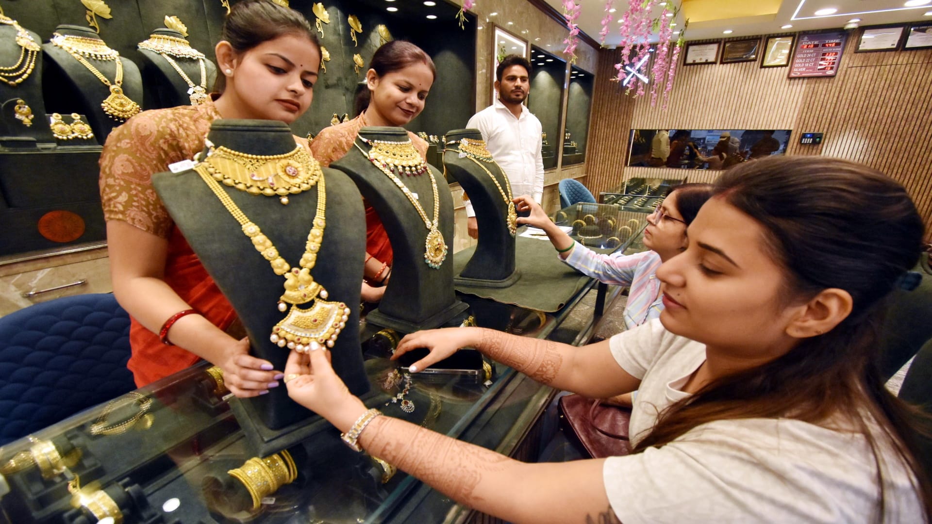 Dhanteras saw a shower of wealth in the market decorated like a bride, business estimated at Rs 1600 crore.