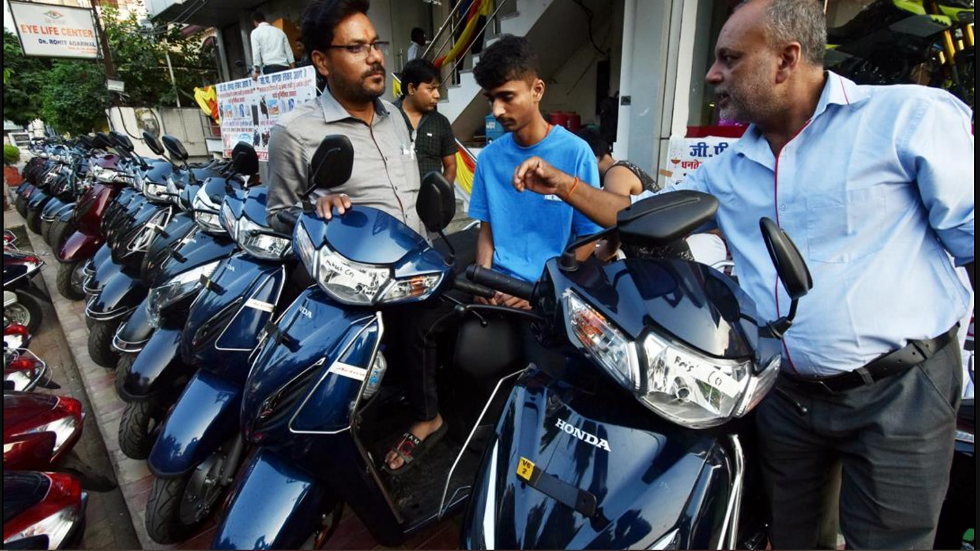 Dhanteras saw a shower of wealth in the market decorated like a bride, business estimated at Rs 1600 crore.