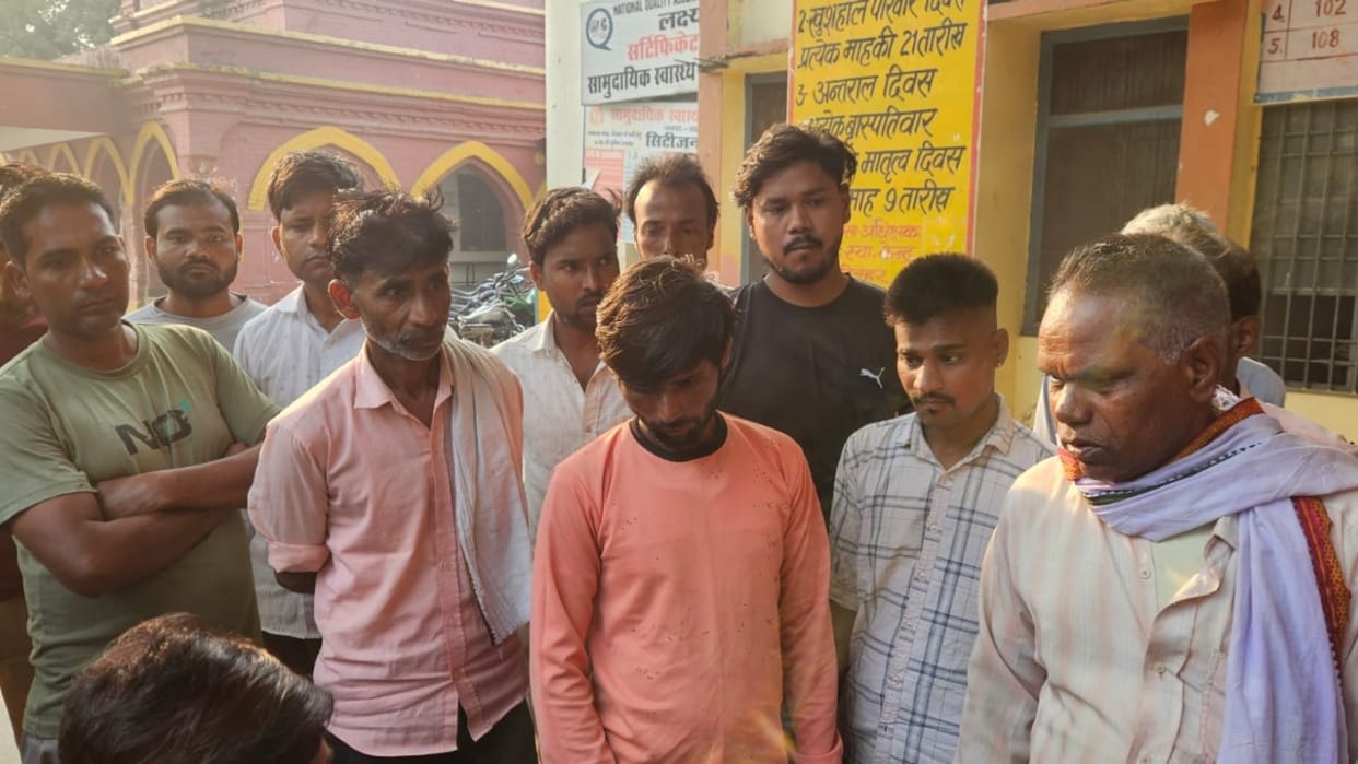 man killed and two injured due to vehicle hits e-rickshaw in Shahjahanpur