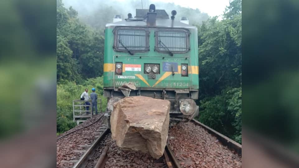 रेलवे ट्रैक पर गिरा बड़ा पत्थर