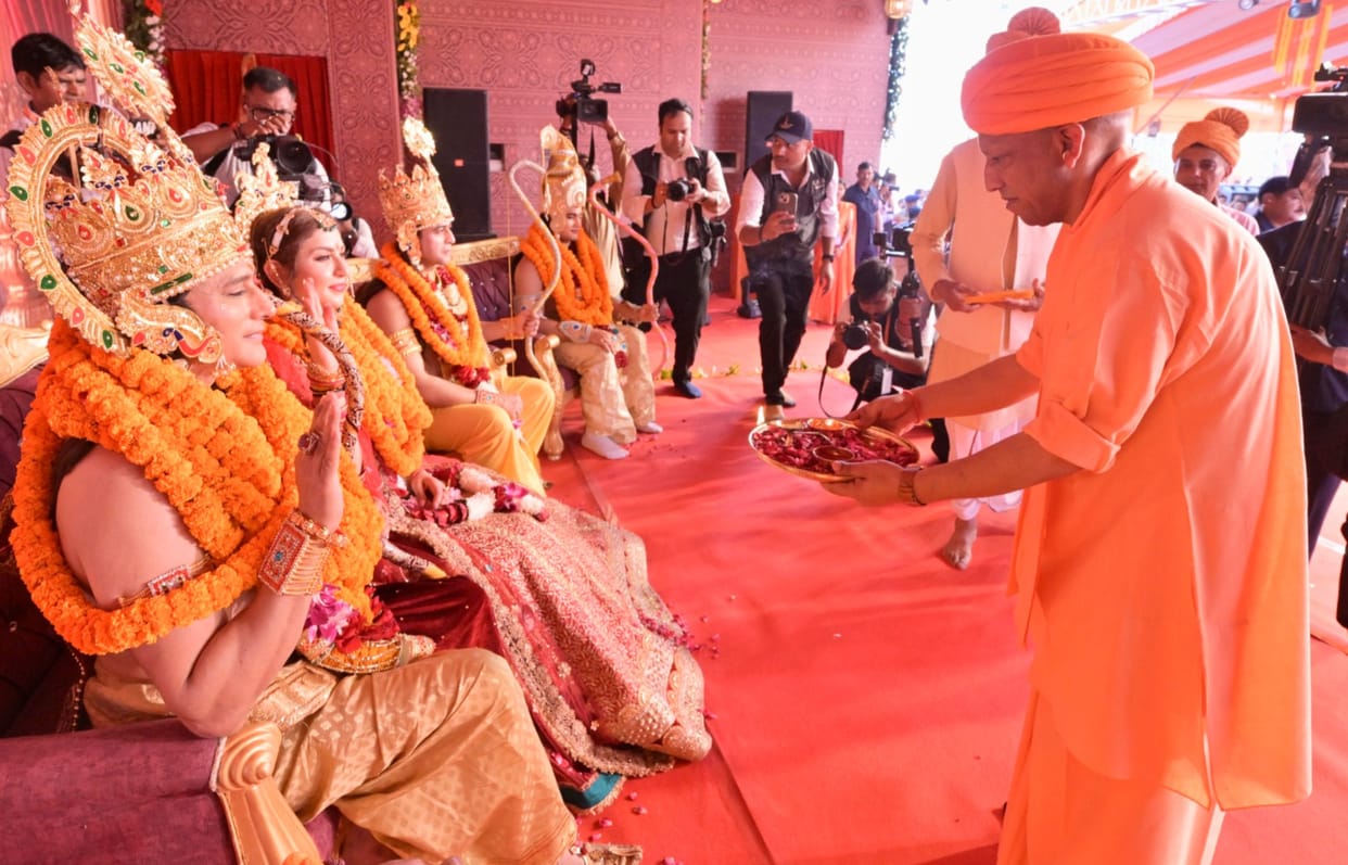 Ayodhya: Lord Shri Ram arrived in Ayodhya with Mother Sita, CM Yogi performed aarti; see special pictures