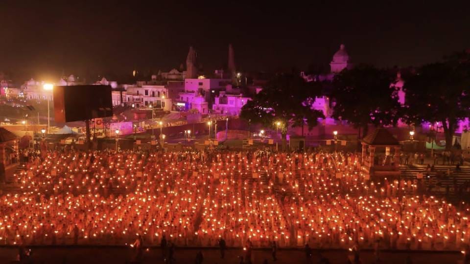Ayodhya: Dress code implemented for priests during Saryu Aarti
