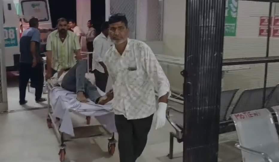 सड़क हादसे में घायलों को इलाज के लिए ले जाते हुए परिजन और  स्वास्थ्य कर्मी।