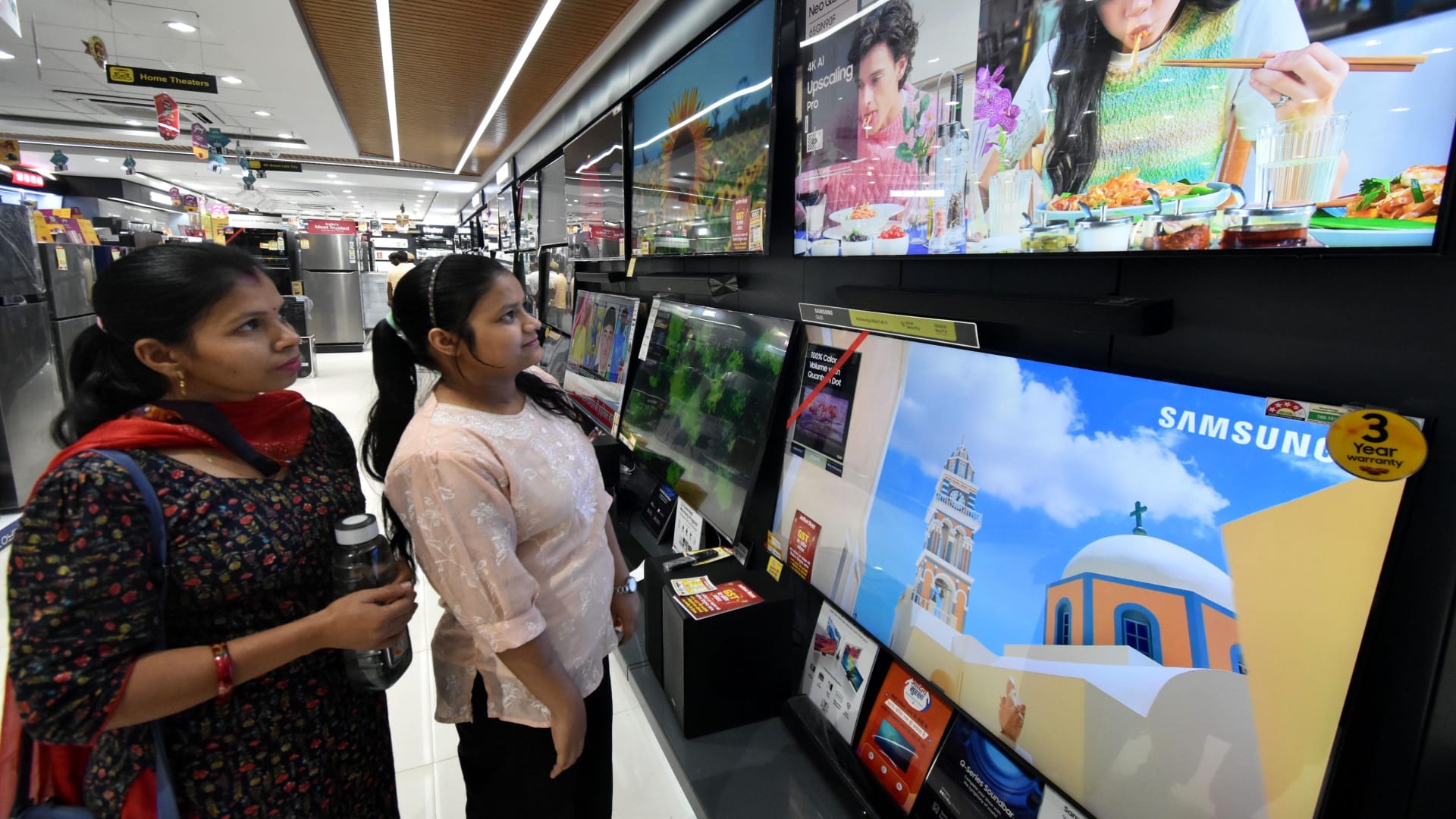 TV Guide: OLED, QLED या MiniLED? मार्केटिंग के जाल में न फंसें, टीवी खरीदते वक्त बस इन 6 बातों का रखें ध्यान Buying a TV: What Really Matters and Should You Still Care About OLED vs QLED?