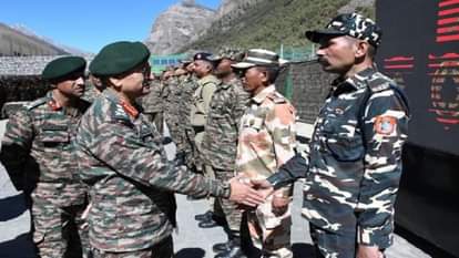 गुंजी में आईटीबीपी, एसएसबी और बीआरओ के अधिकारियों और जवानों से मुलाकात करते सेना प्रमुख उपेंद्र द्विवेदी