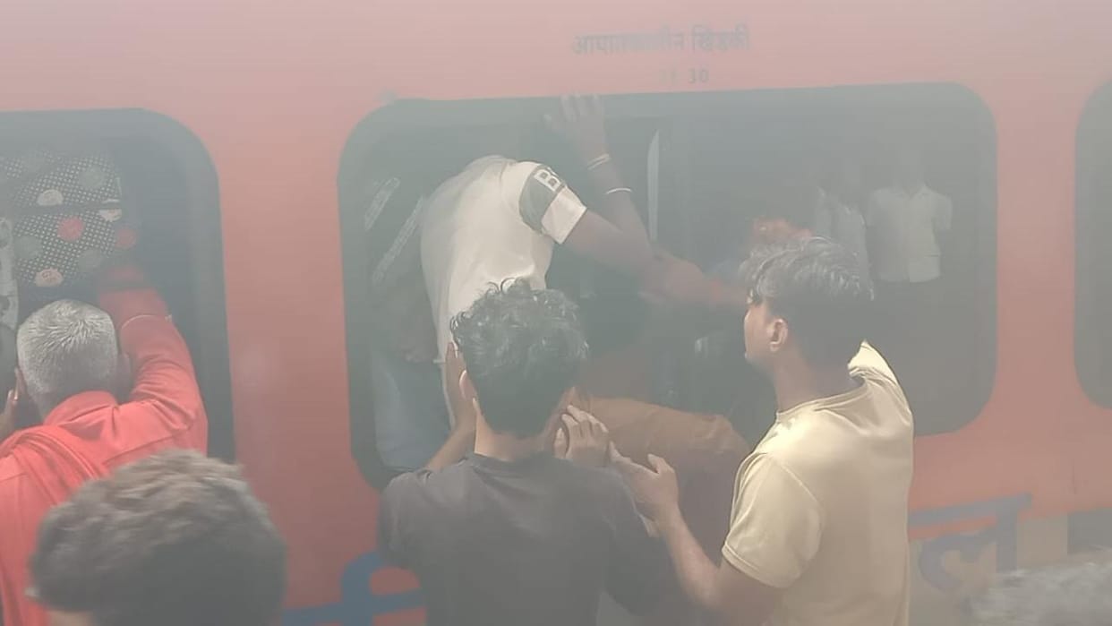Jhansi: Huge crowd on the platform... Passengers entered the AC coach through the window.