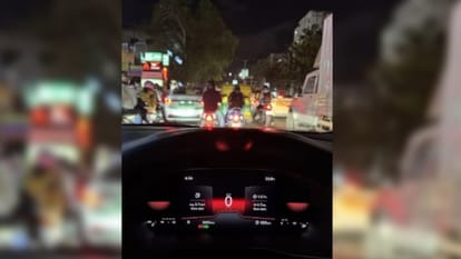 डेढ़ घंटे ट्रैफिक में फंसी रही गर्भवती महिला, बेबस पति ने बयां किया दर्द