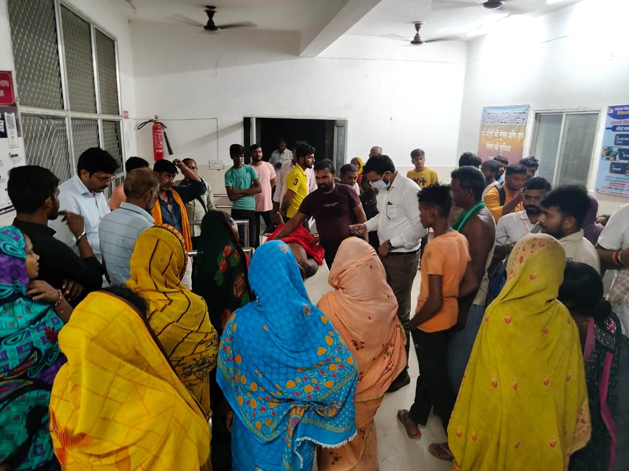 बुजुर्ग की मौत के बाद परिजनों की मौके पर जुटी भीड़।