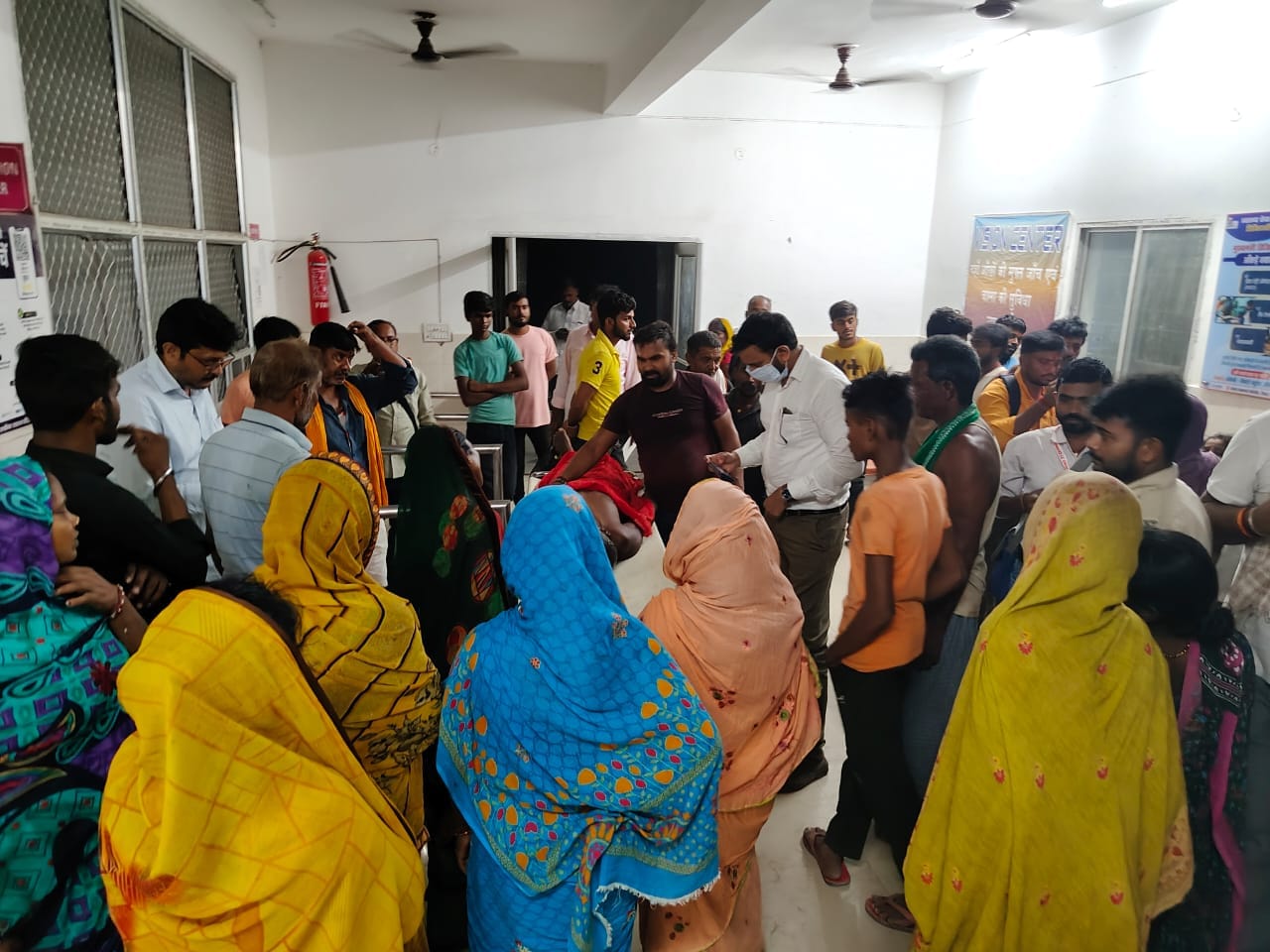 बुजुर्ग की मौत के बाद परिजनों की मौके पर जुटी भीड़।