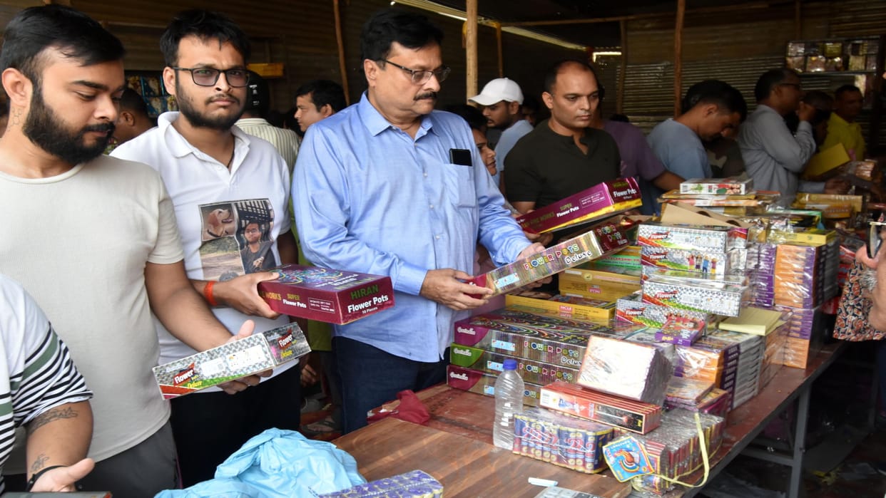 There will be fireworks from the ground to the sky today, crowds gathered in the firecracker market