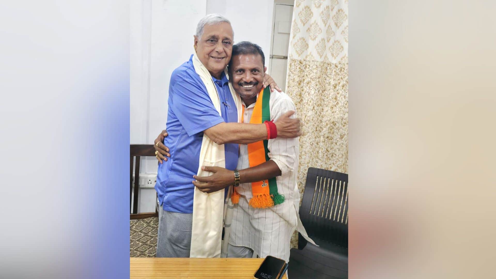 जन सुराज प्रत्याशी ने NDA उम्मीदवार को लगाया गले